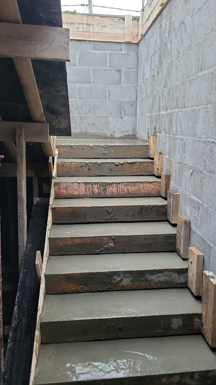 Сейчас строим в Крыму, в поселке Приморском, дома 140м2