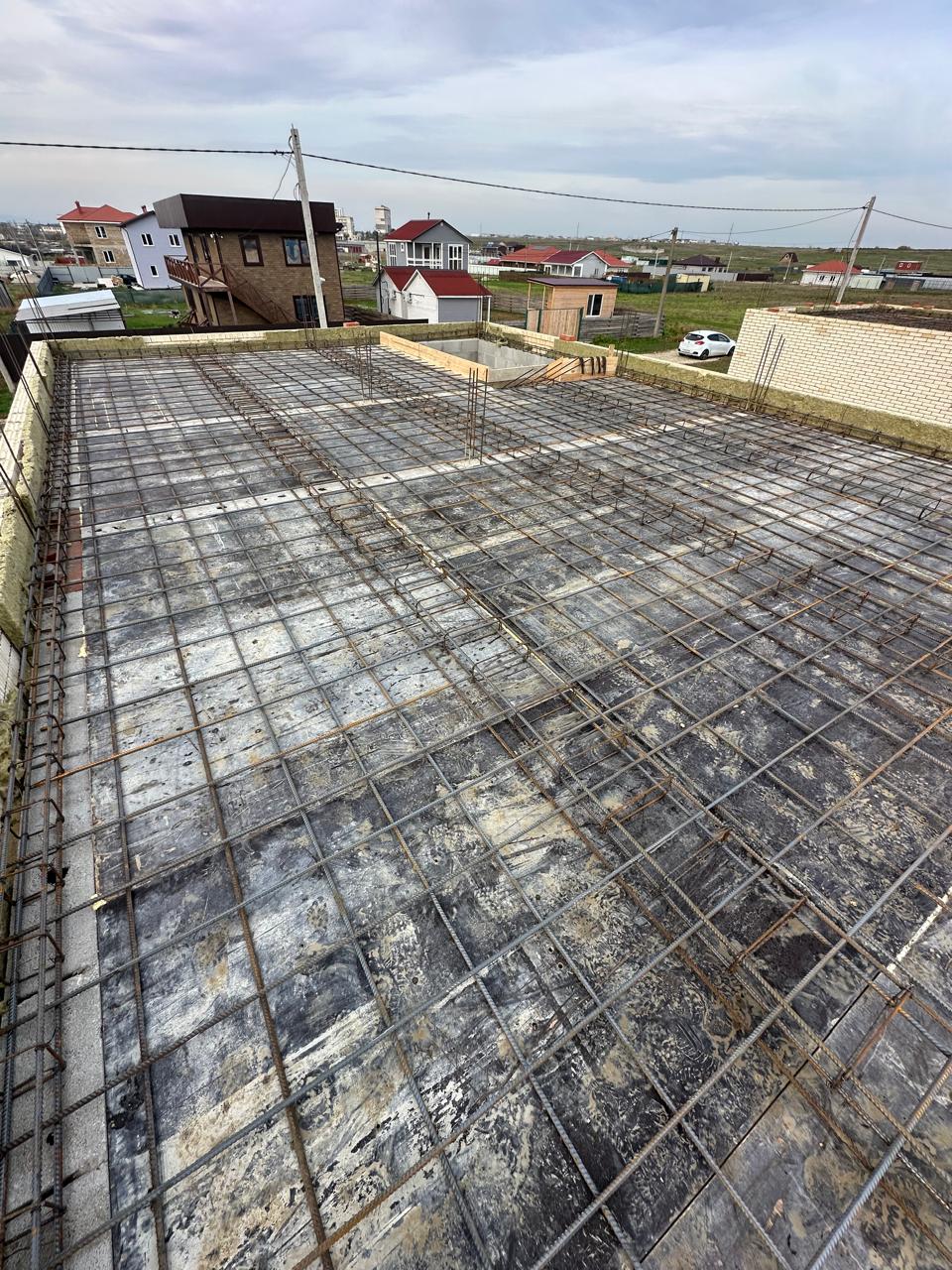 Сейчас строим в Крыму, в поселке Приморском, дома 140м2