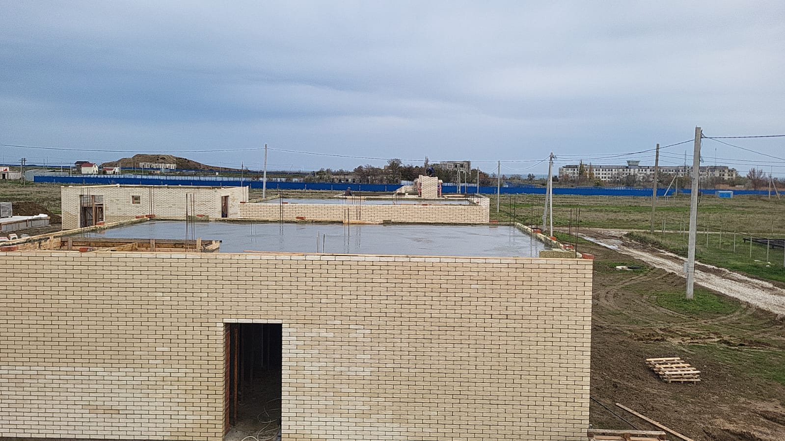 Сейчас строим в Крыму, в поселке Приморском, дома 140м2