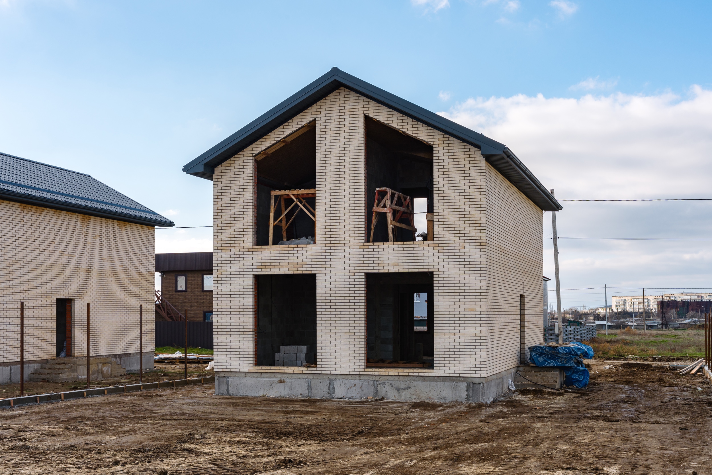 Сейчас строим в Крыму, в поселке Приморском, дома 140м2