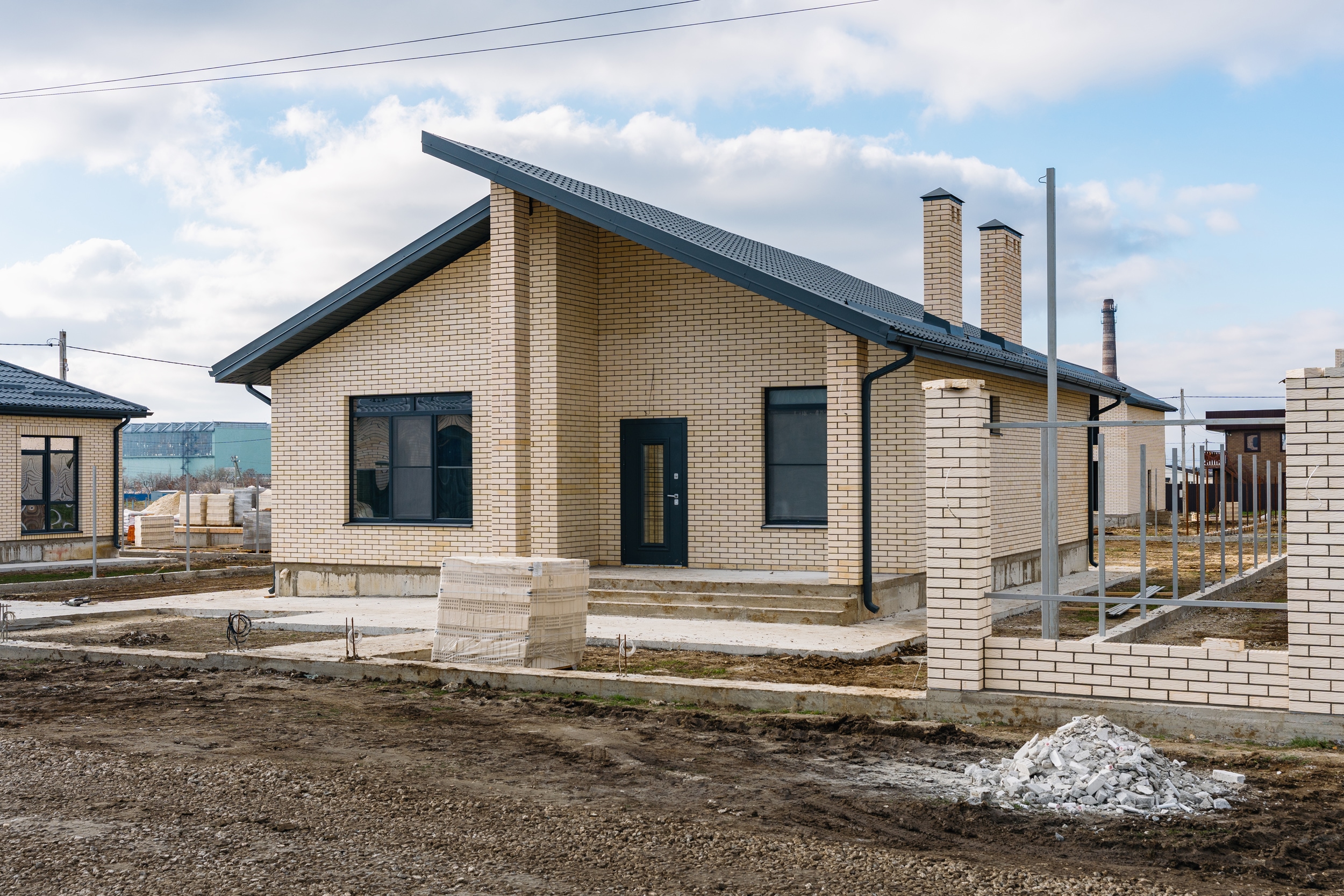 Сейчас строим в Крыму, в поселке Приморском, дома 93м2