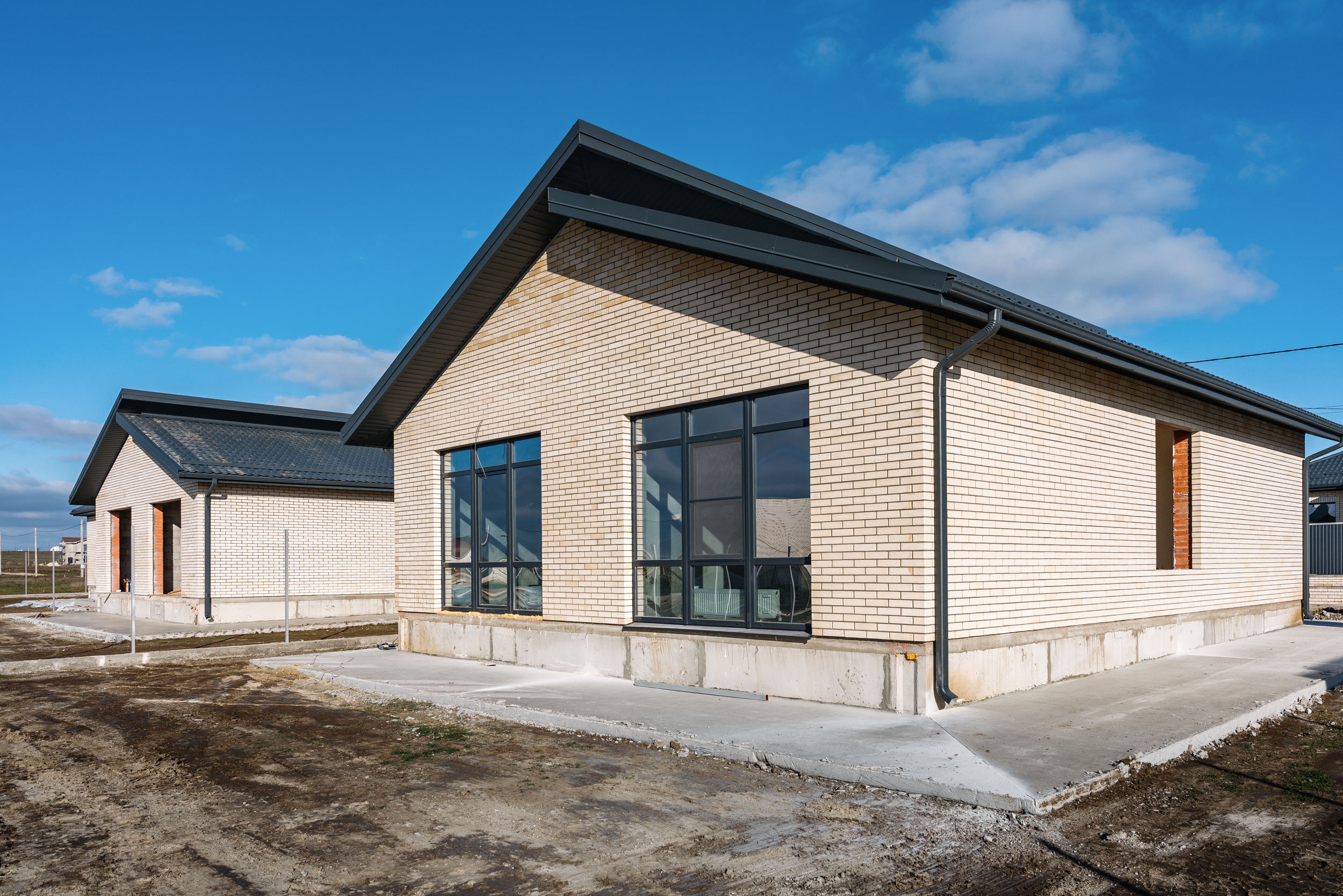 Сейчас строим в Крыму, в поселке Приморском, дома 93м2