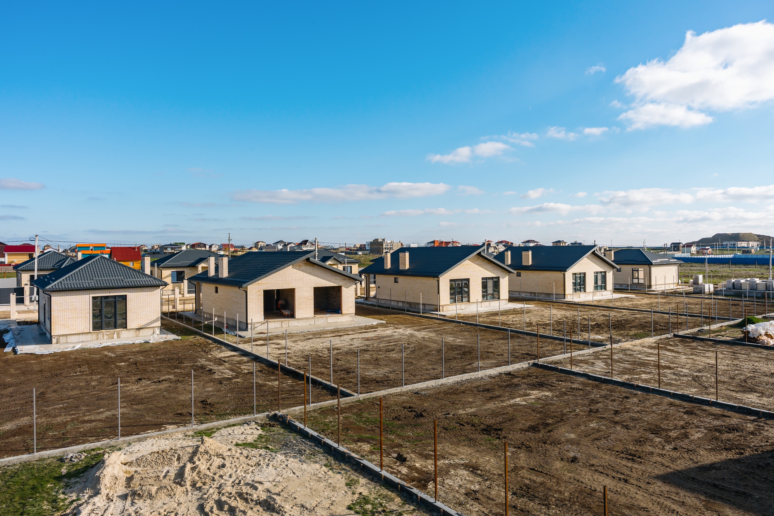 Сейчас строим в Крыму, в поселке Приморском, дома 93м2