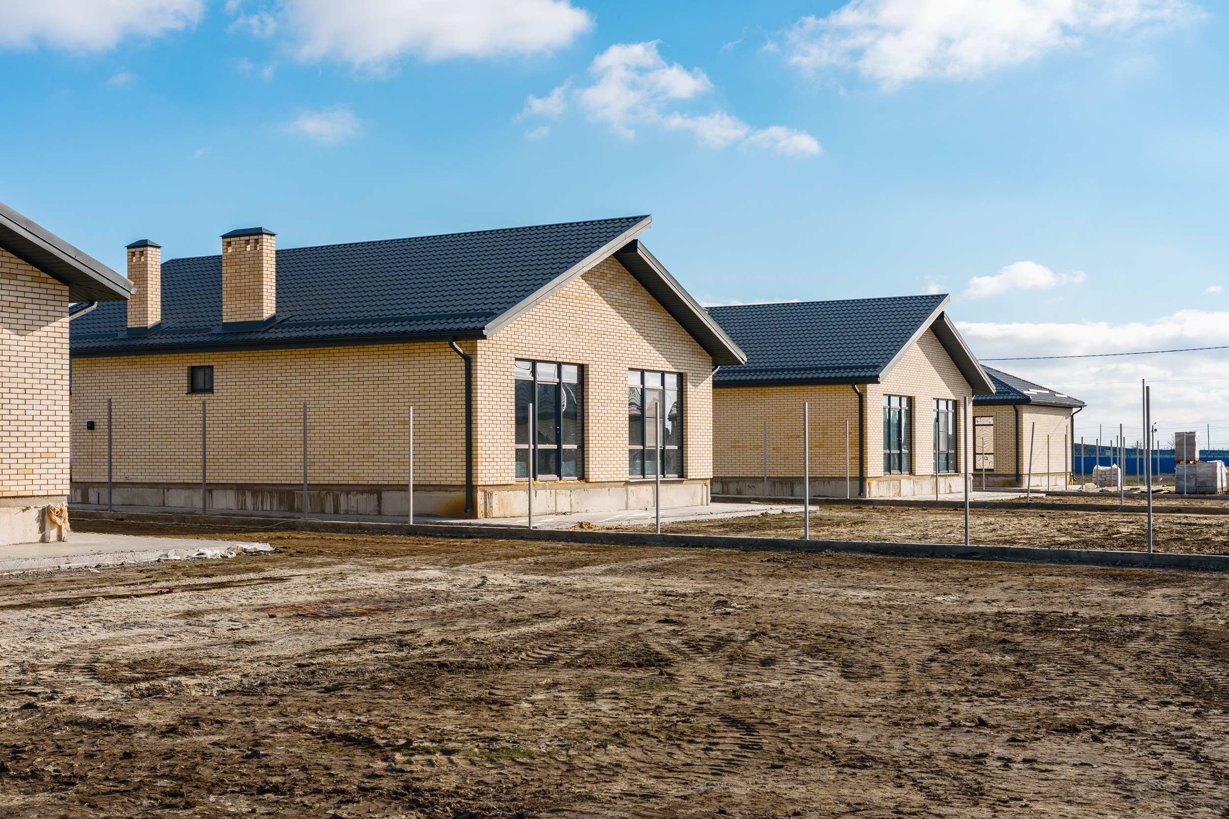 Сейчас строим в Крыму, в поселке Приморском, дома 93м2