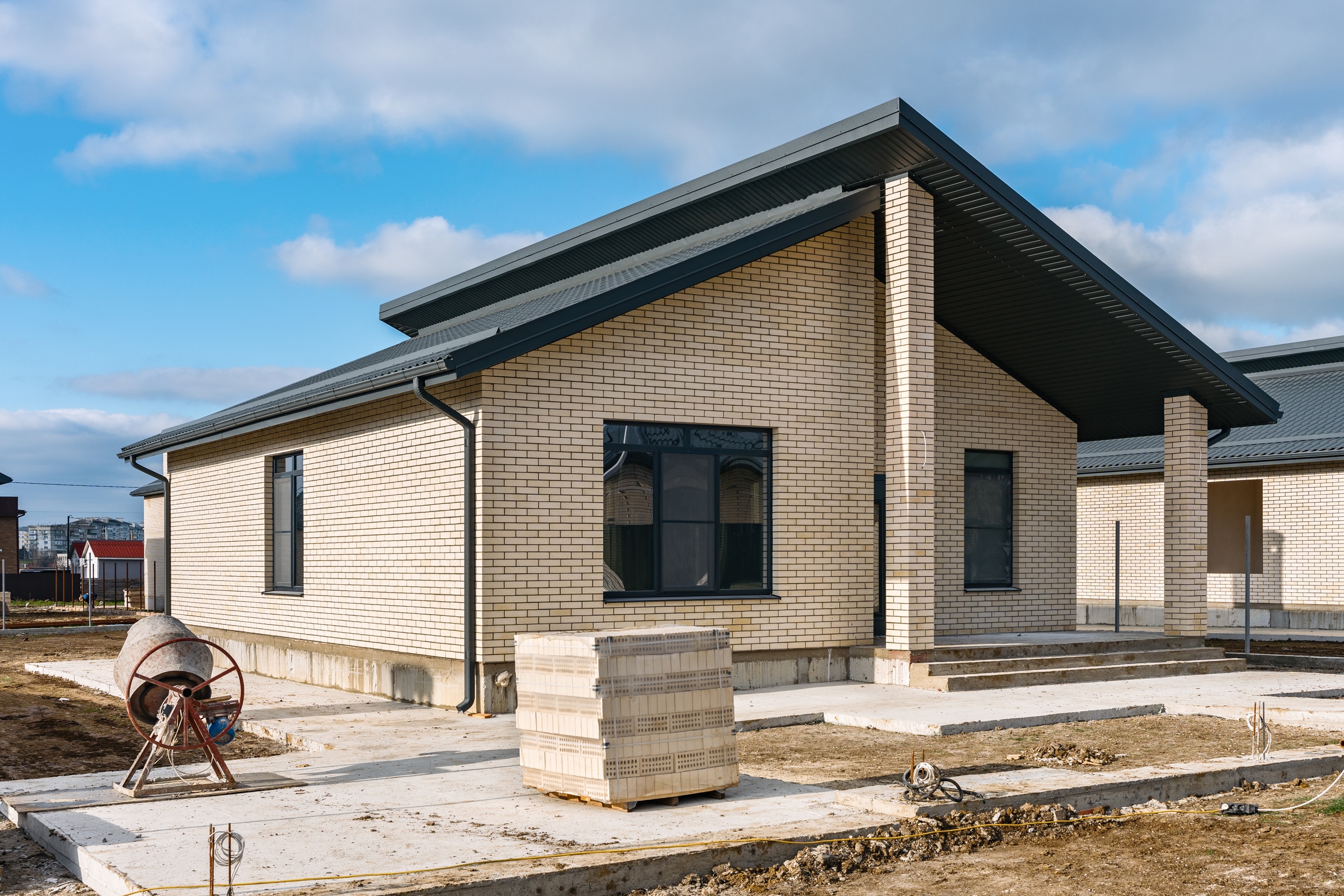 Сейчас строим в Крыму, в поселке Приморском, дома 93м2