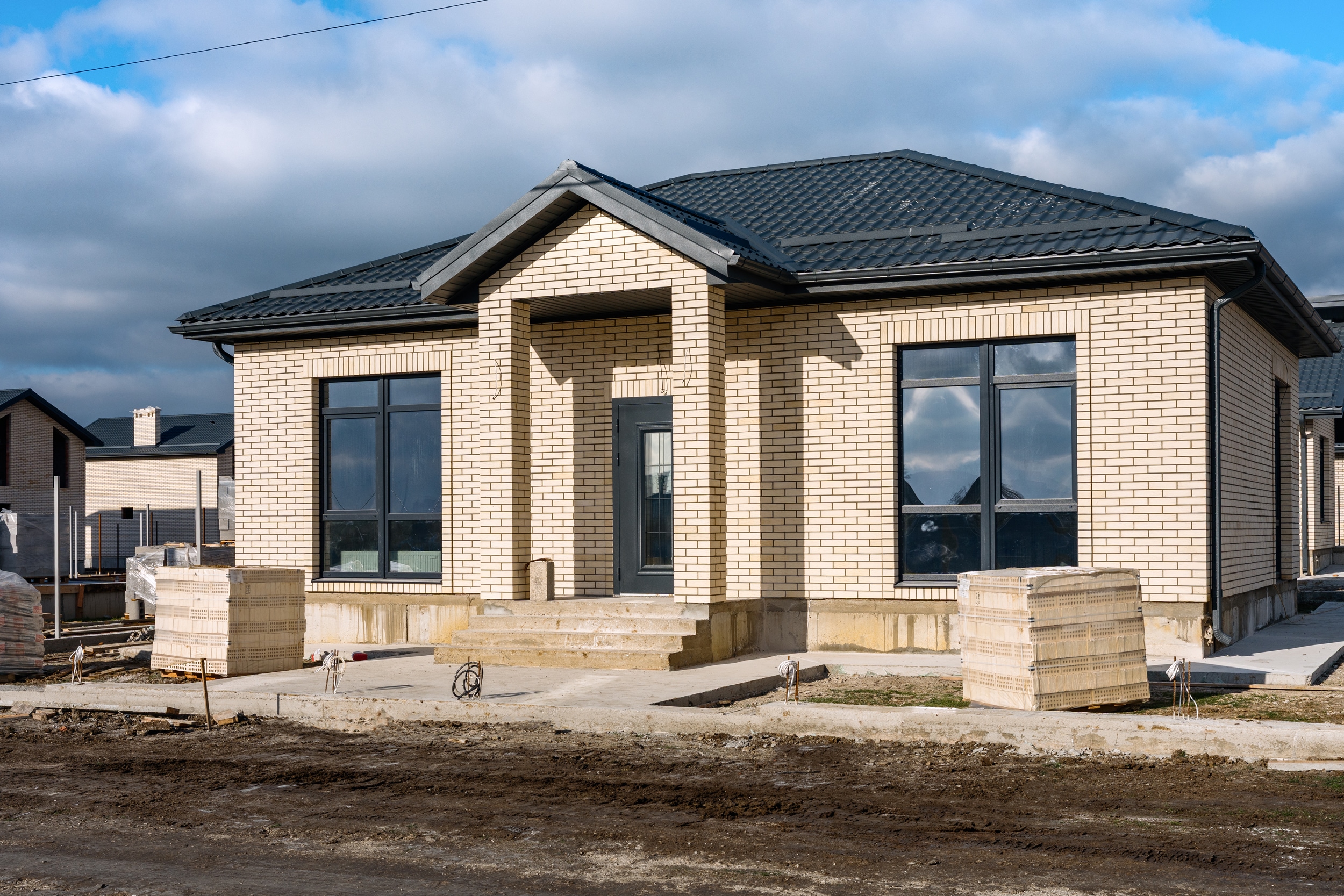 Сейчас строим в Крыму, в поселке Приморском, дома 75м2