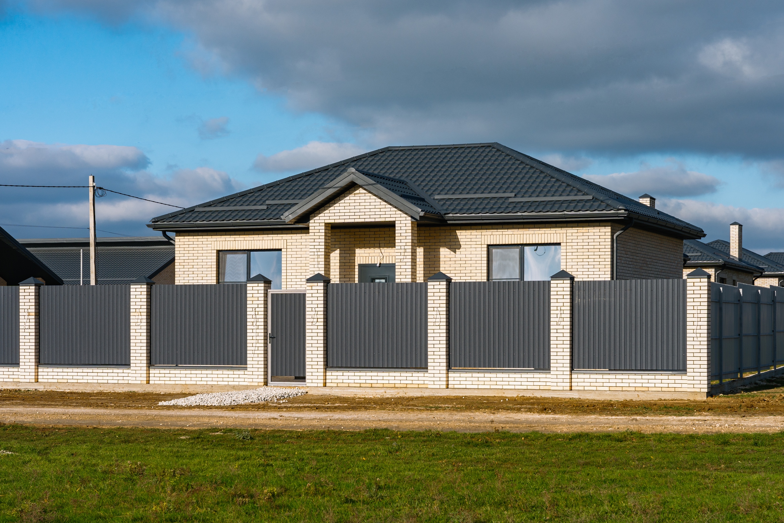 Сейчас строим в Крыму, в поселке Приморском, дома 75м2