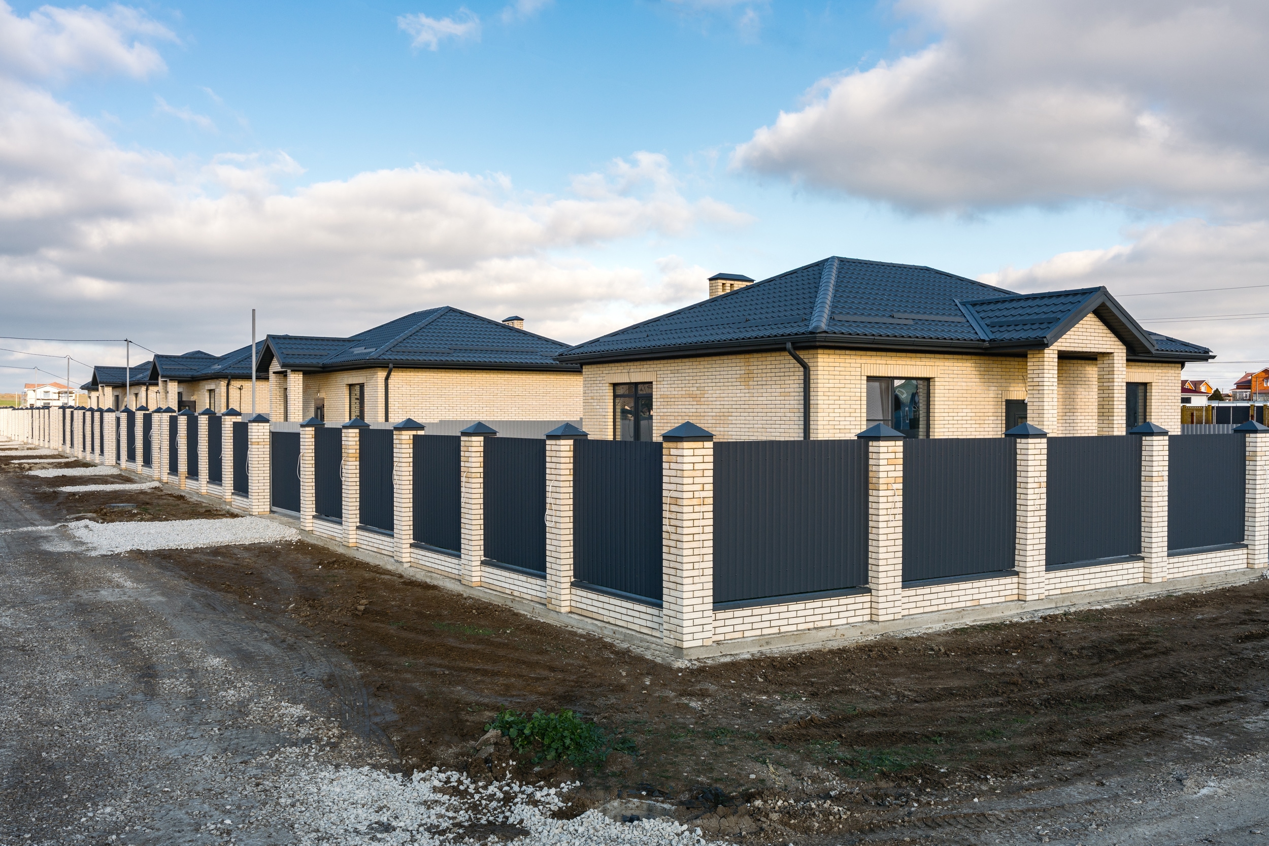 Сейчас строим в Крыму, в поселке Приморском, дома 75м2