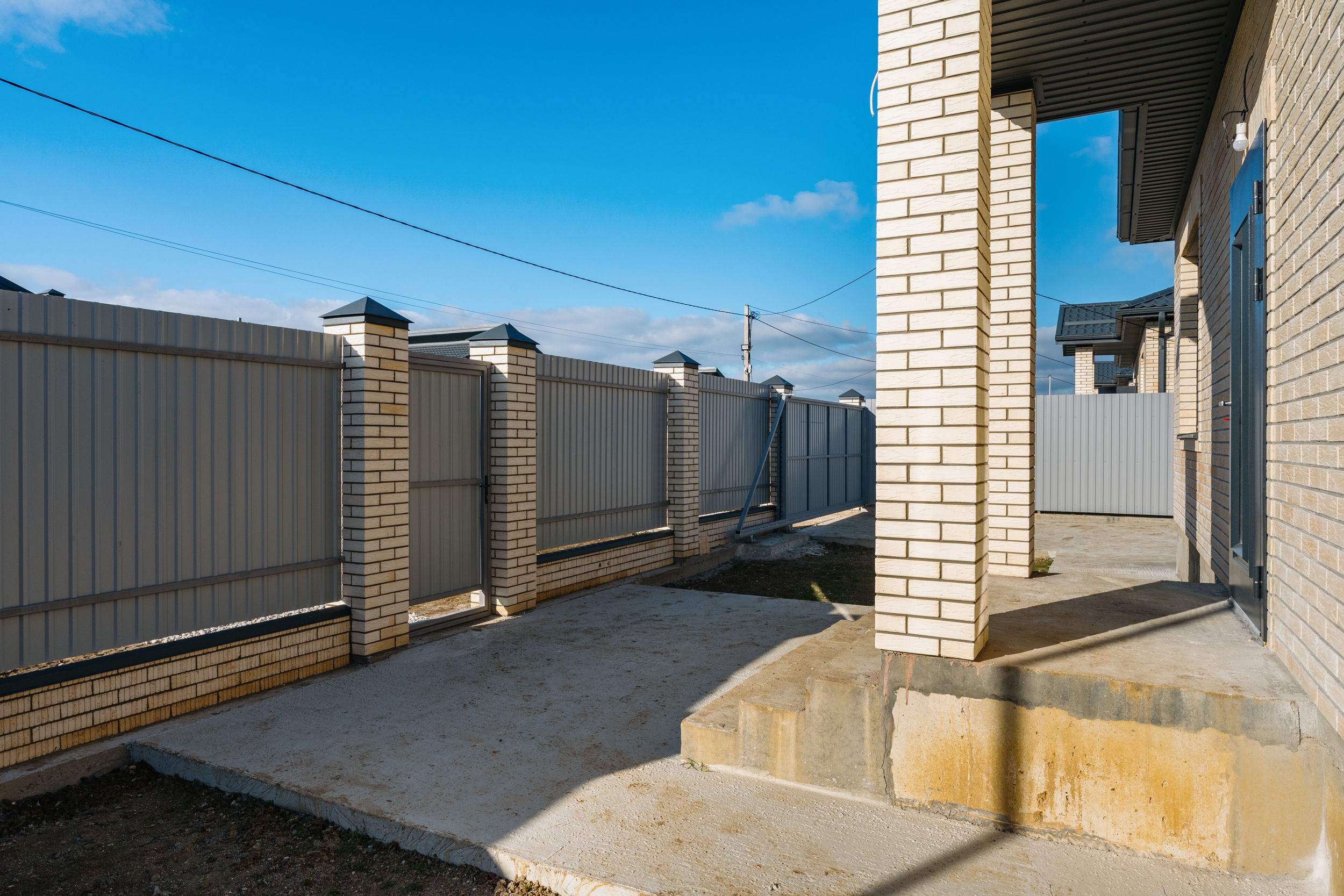 Сейчас строим в Крыму, в поселке Приморском, дома 75м2