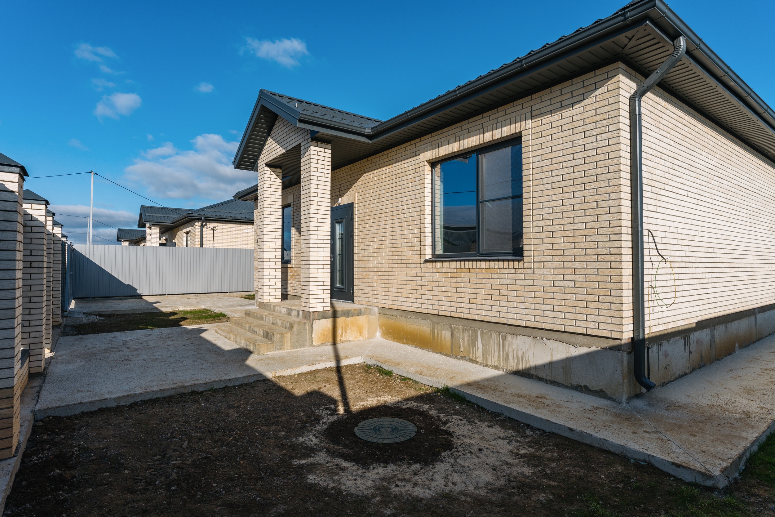 Сейчас строим в Крыму, в поселке Приморском, дома 75м2