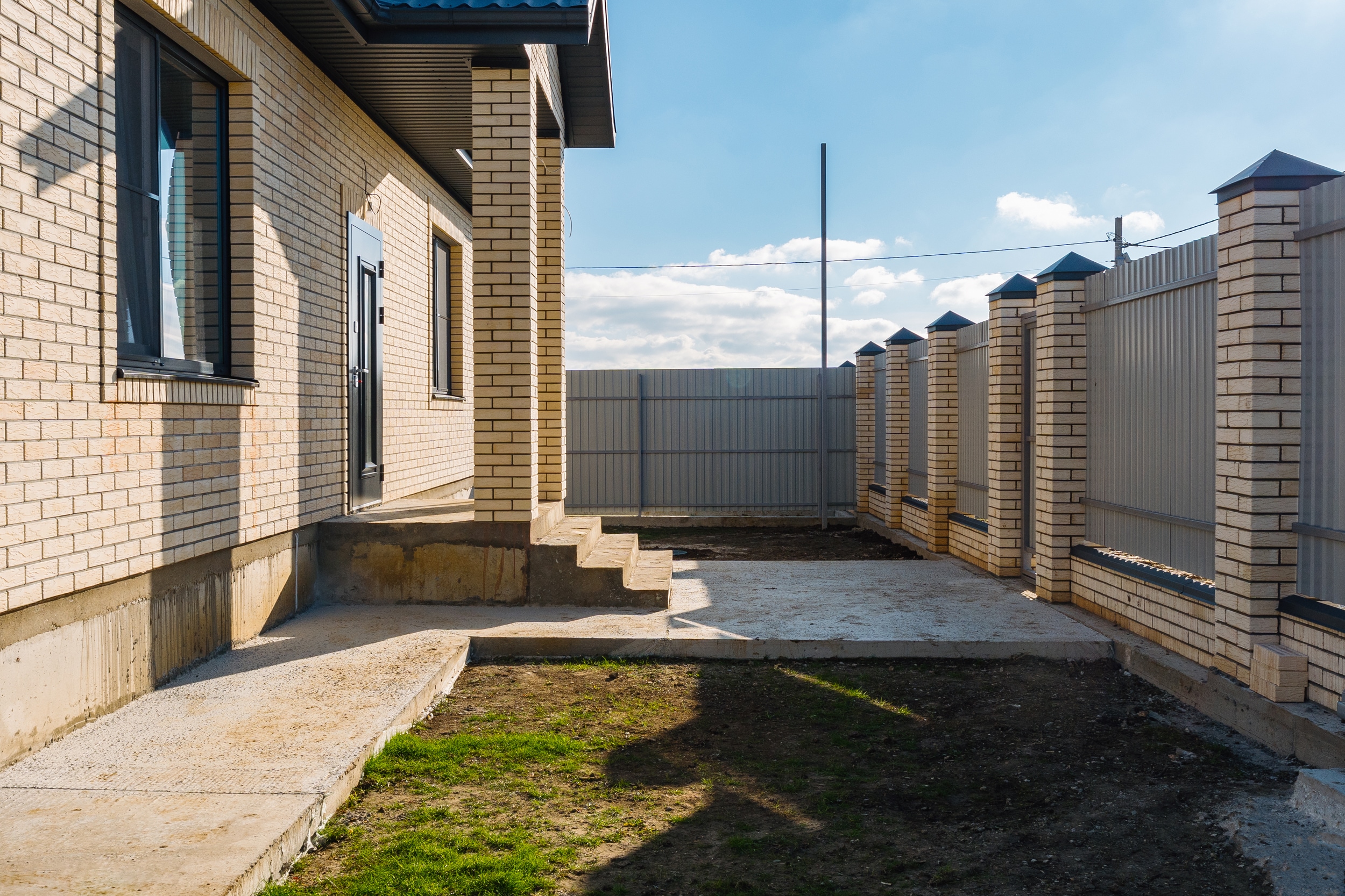 Сейчас строим в Крыму, в поселке Приморском, дома 75м2