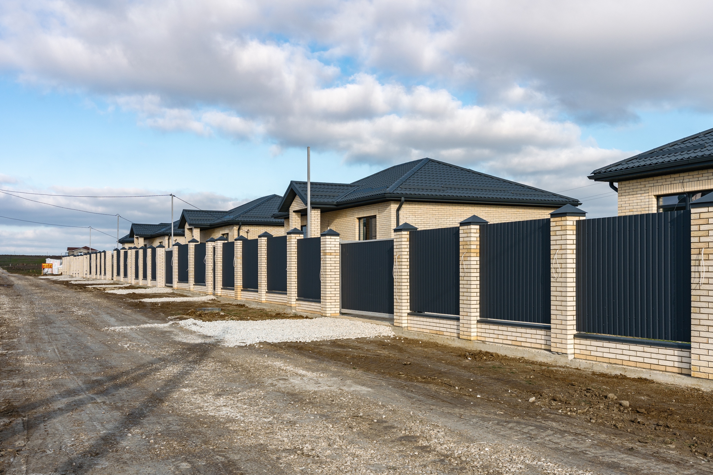 Сейчас строим в Крыму, в поселке Приморском, дома 75м2