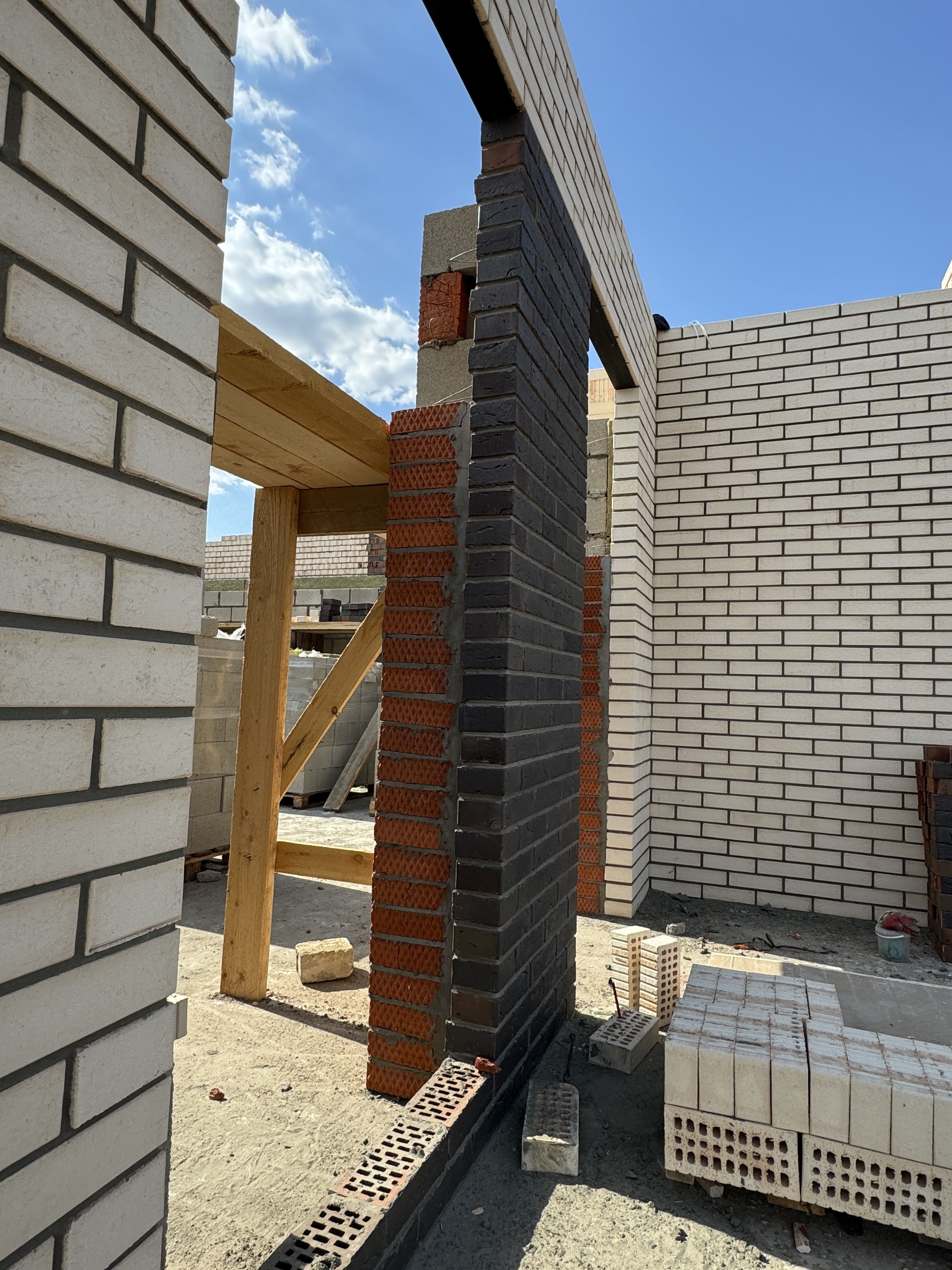 Сейчас строим в Крыму, в поселке Приморском, дом 138м2