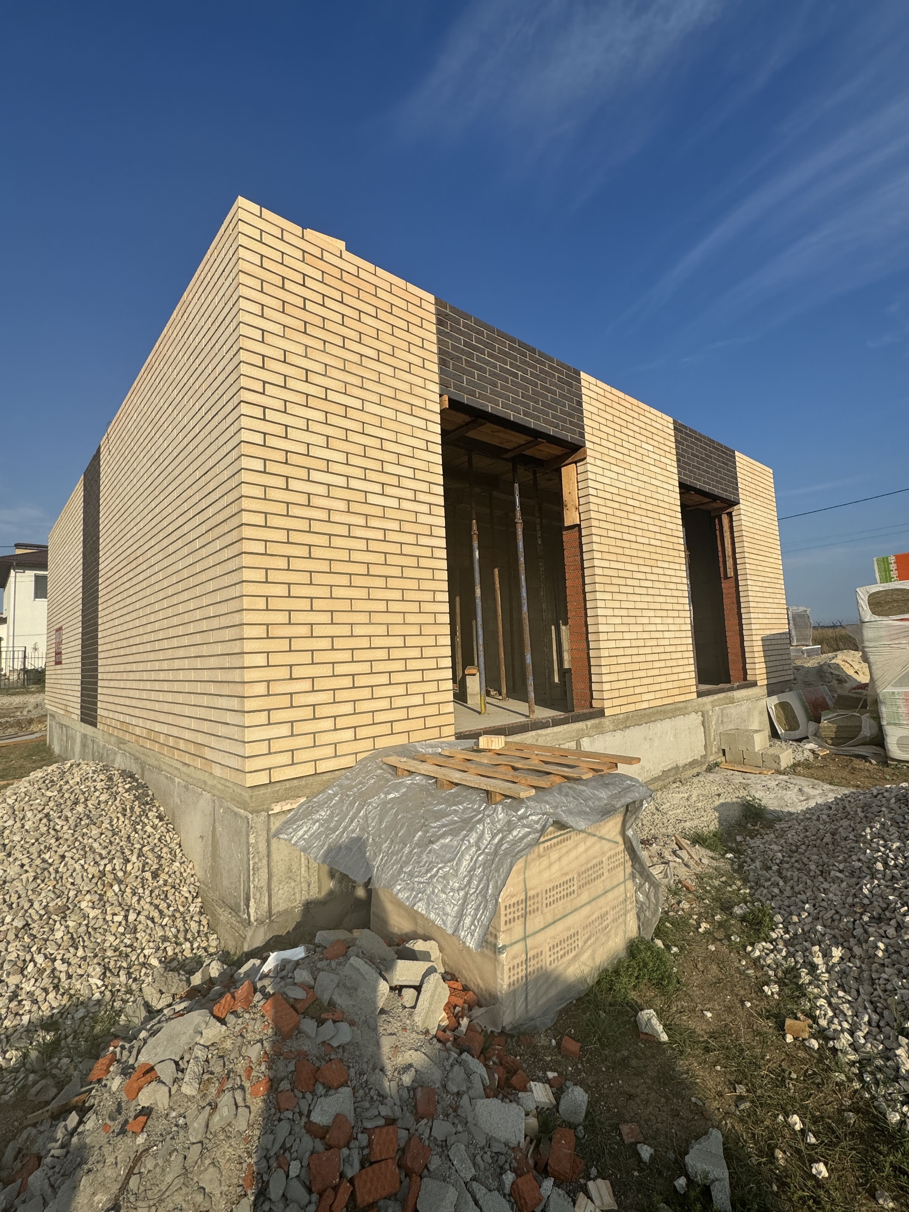 Сейчас строим в Крыму, в поселке Приморском, дом 138м2