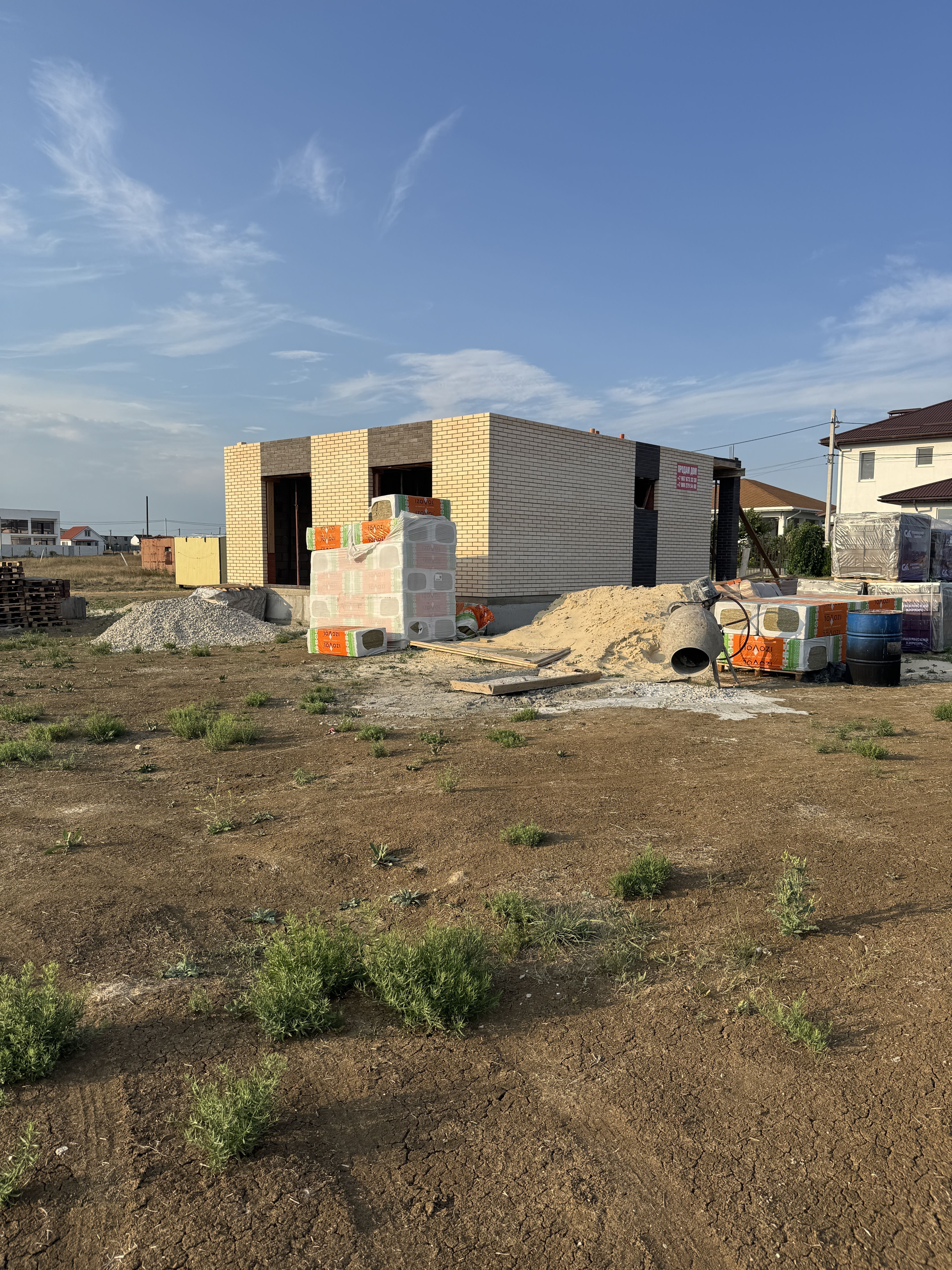 Сейчас строим в Крыму, в поселке Приморском, дом 138м2